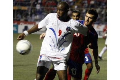 Abel Thermeus en un encuentro internacional ante Costa Rica.