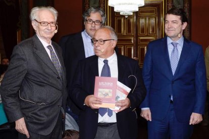 Gonzalo Santonja con Alfonso F. Mañueco, Juan Manuel de Prada y Andrés Amorós. NACHO GALLEGO