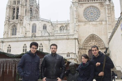 Javier Sierra, Adrián Lara, Miriam López y Diego Fernández-Lomana, ante la catedral de Burgos.