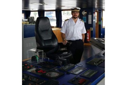 Pablo Fernández en el puente de mando del ‘Sarmiento de Gamboa’. DL