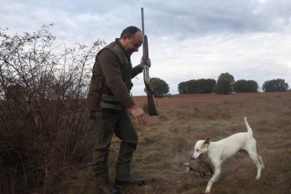 Un cazador, junto a su perro con una de las piezas cobradas a lo largo de la jornada. JESÚS F. SALVADORES