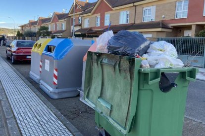 Algunos contenedores ya estaban ayer llenos de basura. RAMIRO