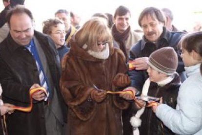 Isabel Carrasco, Lupicinio Rodrigo y Agustín Paniagua, en la ceremonia de corte de cinta