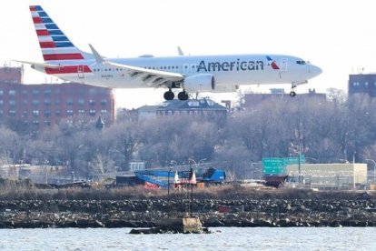 Un Boeing 737 Max 8 de la compañía American Airlines a punto de aterrizar en el aeropuerto de LaGuardia en Nueva York.