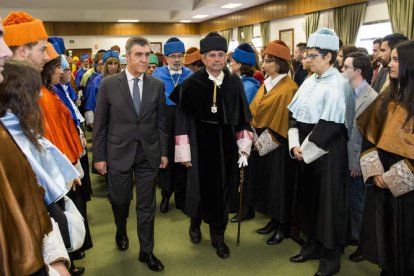 La entrada. El rector, Juan Francisco García Marín, con su birrete negro, accede al salón acompañado del presidente del Consejo Social, Javier Cepedano, iniciando los actos de la festividad de San Isidoro, patrón de la Universidad de León