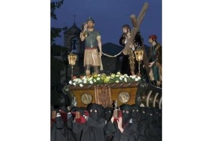 Cuarenta cofrades pasearon el Nazareno por las calles de Ponferrada