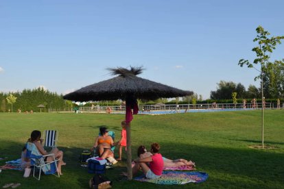 Un grupo de gente disfrutando de las instalaciones de las piscinas de Gordoncillo. MEDINA