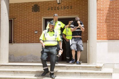 El detenido, a la salida de los juzgados. FERNANDO OTERO