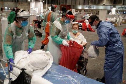 Personal sanitario atendiendo a pacientes en el hospital de campaña de Ifema, en Madrid, el pasado mes de mayo. EFE | COMUNIDAD DE MADRID