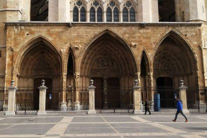 Fachada principal sobre la que se propone la actuación en forma de concurso abierto de ideas para la protección del Pórtico Occidental de la Catedral de León. DL