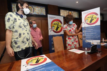 Gío Yáñez, Miguel Ángel Varela y Conchi Vega, ayer con el cartel. ANA F. BARREDO