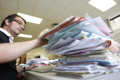 Imagen de archivo de un funcionario trabajando con expedientes. JESÚS F. SALVADORES