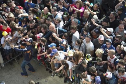 Marc Márquez se hace un selfi con decenas de seguidores en Sachsenring.