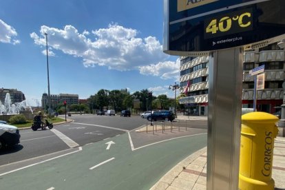 Los termómetros de la ciudad de León marcan 40 grados a las cuatro de la tarde en unas calles prácticamente vacías. RAMIRO