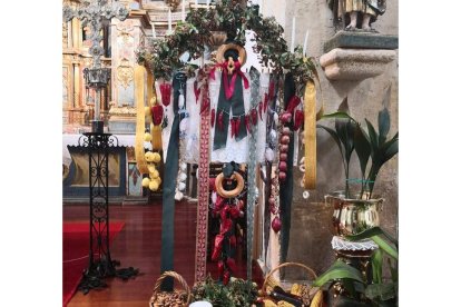 El Ramo de Navidad de Fresno de la Vega es adornado con productos de la huerta y se canta el día de Navidad.