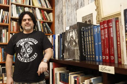 Vieito cuenta con importantes colecciones y libros con León como referente en su tienda en la calle de la Torre. FERNANDO OTERO