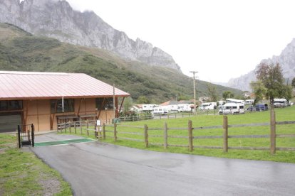 La zona de juegos irá junto al pabellón polideportivo. CAMPOS