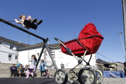 Las familias recibirán hasta 2.500 euros por niño para gastar en comercios. JESÚS