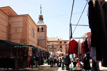 Plaza Mayor rodeada por los mercaderes . DL