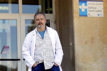 Francisco Rodríguez, en la puerta principal del Hospital Santa Isabel. MARCIANO PÉREZ