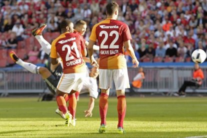 Ibrahimovic remata de volea en la acción de su primer gol con el United.