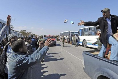 Reparto de alimentos en la frontera con Túnez, paso de Ras el Jedir, 27 de febrero.