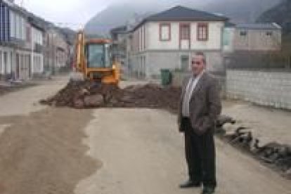 El alcalde de Villamanín, Óscar Gutiérrez, visitó ayer las obras de renovación de la red de aguas