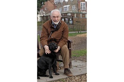 Juan Pedro Aparicio, en Londres, con Holland House al fondo.