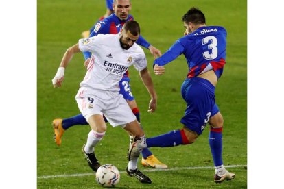 Benzema ofreció otro nuevo recital anotando el primer gol del Real Madrid y asistiendo a Modric en el segundo. JUAN HERRERO