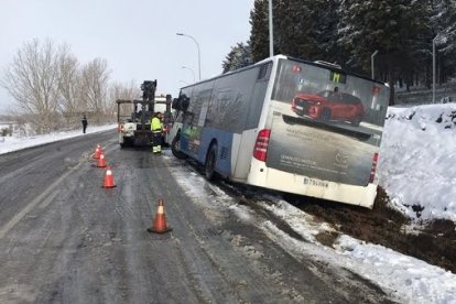 Autobús interurbano fuera de la carretera en Carbajal. DL