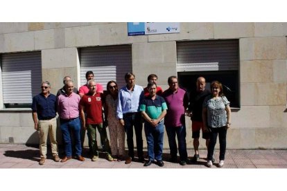 Concentración de alcaldes y concejales de la comarca frente al centro de salud de Boñar. CAMPOS