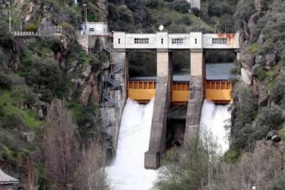 Salto de agua de la Fuente del Azufre en Ponferrada. L. DE LA MATA