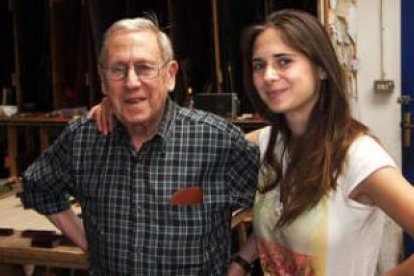 El artista Luis García Zurdo, en su casa y taller de San Feliz de Torío, junto a su hija Graciela.