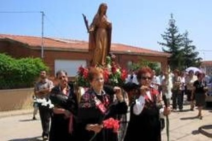 La Virgen de Santa Marina procesiona por las calles del barrio bañezano El Polvorín