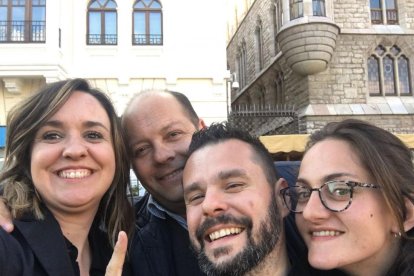 Álvaro Ayarza (en el centro, con barba) se hace un selfie con Ricardo Rodríguez de Ciento Volando, Isabel G. Díaz (i) y Alba García Martínez, del estudio Abocados.