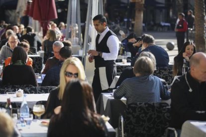 Camareros en una terraza de la Placa Reial.