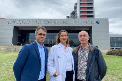 Sergio Sánchez, Julia Vidán y Jesús Seco, delante de la fachada principal del Hospital de León. DL