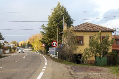 Accidente de una moto contra una casa de Azadinos. F. Otero Perandones.