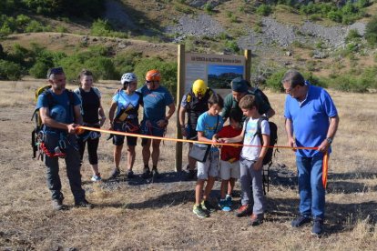 Tres niños cortaron la cinta inaugural de la vía ferrata. CASTRO