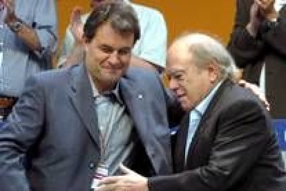 Jordi Pujol y Artur Mas se abrazan tras ser ratificados en sus cargos