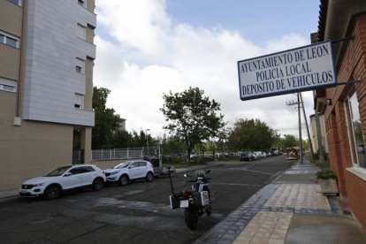 Las instalaciones de la grúa están ubicadas en el paseo del Parque, enfrente del cuartel de la Policía Local del CHF. FERNANDO OTERO