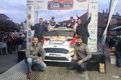 Gil Membrado y Manuel Muñoz se llevaron el gato al agua en el Rallye de León. URBANO GONZÁLEZ