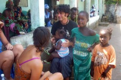 El berciano Javier Alonso, rodeado de niños en el pueblo costero de Sanyang, Gambia.