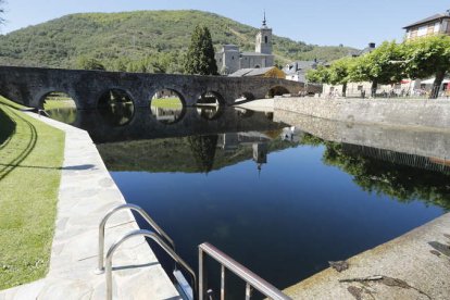 La playa fluvial de Molinaseca, junto al puente romano que es uno de los emblemas de la localidad. L. DE LA MATA