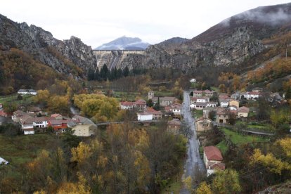 En la página anterior, arriba, la ermita de la localidad de Irede de Luna. Debajo, a la izquierda, muestra del corredor de una de las casas del pueblo mismo pueblo; a su lado,la iglesia de la localidad de Los Barrios de Luna. En la imagen central, vista panorámica del pueblo de Los Barrios de Luna, con la presa al fondo, detrás de la que se embalsa el río Luna. Sobre estas líneas, fotografía de Los Barrios de Luna, con la casa de los ingenieros en la parte alta de la localidad luniega. Abajo, una de las casas del pueblo de Sagüera de Luna.