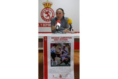 Felipe Llamazares durante la rueda de prensa. JESÚS