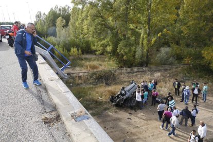 Estado en el que quedó el vehículo siniestrado tras la caída. F. OTERO PERANDONES