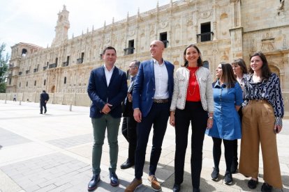 La ministra de Industria, Comercio y Turismo, Reyes Maroto, visita la plaza de San Marcos de León junto al candidato a la Alcaldía de León, José Antonio Diez; el secretario general del PSOE, Javier Alfonso Cendón (I); la cabeza de lista a las Cortes por L