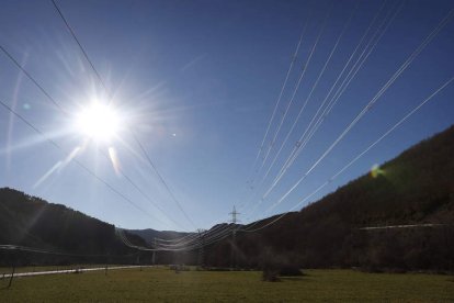 Tendidos eléctricos que atraviesan el municipio de Valdehuesa, en la provincia de León. JESÚS F. SALVADORES