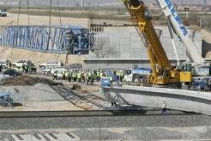 La viga caída sobre la vía del AVE cortó la comunicación por tren hacia Sevilla